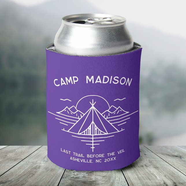 Benutzerdefinierter Camp-Junggeselinnen-Abschied b Dosenkühler (A can covered in a purple cooler featuring "Camp Madison" and a line graphic of mountains and a tent)