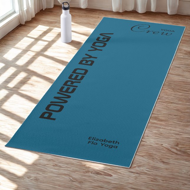 Benutzerdefinierter Druck Yoga-Crew Ozeanblau Yogamatte (Ocean blue yoga mat on a studio floor.)