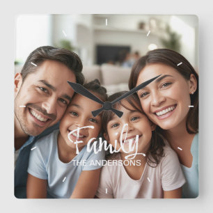 Benutzerdefinierter Familienfoto-Trend-Schriftzug  Quadratische Wanduhr