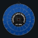 Benutzerdefinierter Familienname Datum schwarz und Dartscheibe<br><div class="desc">Personalisieren Sie Ihr Dartboard mit Ihrem Familiennamen und festem Jahr.
Ideal für lustige Familienmeisterschaftsabende!
Das Dartboard ist blau mit schwarzem Zentrum für ein stilvolles,  modernes Design.</div>