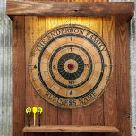 Benutzerdefinierter Familienname Rustikale Dartboa Dartscheibe<br><div class="desc">Ein Dartboard ist ein beliebtes Freizeit- und Wettbewerbsspiel, das Spielern aller Altersgruppen und Qualifikationsebenen Stunden Spaß bietet. Typisch aus Sisalfasern, Kork oder elektronischen Komponenten, sind die Dartboards so konzipiert, dass sie den Einflüssen von Darts standhalten und gleichzeitig präzise Scoringzonen bieten. Die Standard-Dartboards verfügen über ein kreisförmiges Design mit nummerierten Abschnitten...</div>