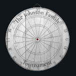 Benutzerdefinierter Familienname Rustikale Holzsch Dartscheibe<br><div class="desc">Ändern Sie einfach den Familiennamen in der Designvorlage,  und erstellen Sie Ihr personalisiertes Familienname-Dartboard. Abmessungen: 18"Durchmesser,  1"h Umfasst 6 Messingdarts (3 amerikanische Dart-Flüge und 3 britische Dart-Flüge) Lebhafter,  vollfarbiger Druck mit Aluminiumrahmen und Hängehaken</div>