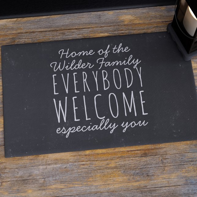 Benutzerdefinierter Familienname Schwarz und Weiß  Fußmatte (Everybody is welcome at your door. Just add your family name to this rustic chalkboard vibe doormat)