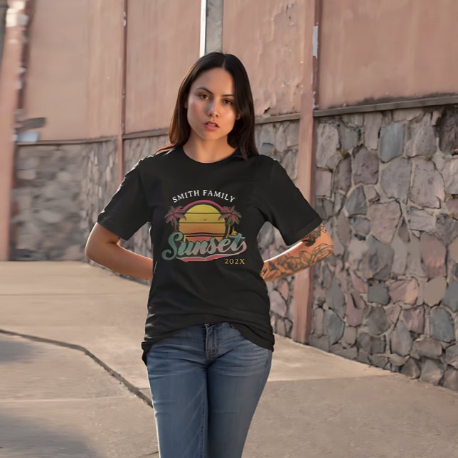Benutzerdefinierter Familienname Vintager Sonnenun T-Shirt (Custom Family Name Vintage Sunset And Palm Tree T-Shirt)