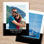 Benutzerdefinierter Foto Name Black Modern Planer<br><div class="desc">Erstellen Sie Ihren eigenen Foto-Jahresplaner! Eine stilvolle Vorlage personalisiert mit zwei Lieblingsfotos,  Ihrem Namen,  dem Jahr und einer persönlichen Aufnahme oder einem Motto. Kundenspezifische Planer machen wunderbare Geschenke für Familie und Freunde und sind eine gute Möglichkeit,  um alle organisierten behalten! Druckfarben: Schwarz/Weiß.</div>