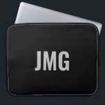 Benutzerdefinierter Monogramm-Schwarz und Silber-N Laptopschutzhülle<br><div class="desc">Sie können das silberne Monogramm personalisieren,  das sich in der Mitte dieses schwarzen Laptop-Ärmels befindet.</div>