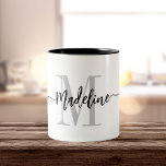 Benutzerdefinierter Monogrammname Modern Script-Wi Zweifarbige Tasse<br><div class="desc">Elegante, moderne Tasse mit individuelle Name und Monogramm in einem trendigen, handgeschriebenen Skriptkalligraphie-Design in minimalistisch grau und schwarz, dieses typografisch angetriebene Design macht ein großartiges Geschenk für Mitarbeiter, Lehrer, Coaches, Freundinnen, Freunde, Ehefrauen, Töchter oder andere Arbeits- oder Familienmitglieder! Ideal für das Büro oder die Wohngestaltung, diese schicke Tasse macht ein...</div>