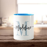Benutzerdefinierter Monogrammname Modern Script-Wi Zweifarbige Tasse<br><div class="desc">Elegante, moderne Tasse mit individuelle Name und Monogramm in einem trendigen, handgeschriebenen Skriptkalligraphie-Design in minimalistisch hellblau und schwarz, dieses typografisch angetriebene Design macht ein großartiges Geschenk für Mitarbeiter, Lehrer, Coaches, Freundinnen, Freunde, Ehefrauen, Töchter oder andere Arbeits- oder Familienmitglieder! Ideal für das Büro oder die Wohngestaltung, diese schicke Tasse macht ein...</div>