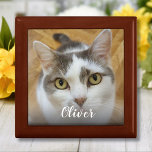 Benutzerdefinierter Name des Fotos Personalisiert  Erinnerungskiste<br><div class="desc">Laden Sie ein Foto hoch, fügen Sie einen Namen hinzu und erstellen Sie ganz einfach Ihre personalisierte Foto-Geschenkboxen. Klicken Sie auf AKTIVIEREN, um die Textfarbe oder Textgröße zu ändern. Sie können dieses Design auf anderen Zazzle-Produkten übertragen und an die meisten Zazzle-Produkte anpassen. Standard Studio Designs werden in hochauflösender Vektorgrafik für...</div>