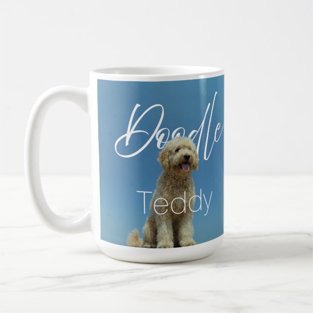 Benutzerdefinierter Name Doodle Hund Blauer Himmel Kaffeetasse (Links)