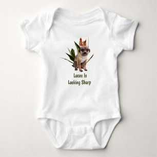Benutzerdefinierter Name Erdmännchen Sieht scharf Baby Strampler
