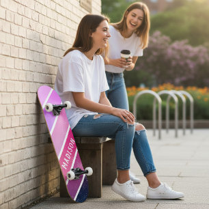 Benutzerdefinierter Name Girly Pink Lila Streifen Skateboard