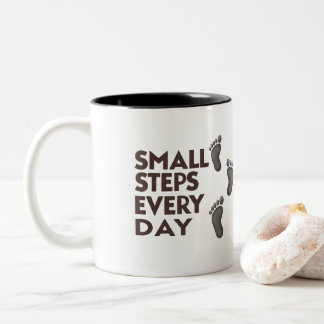 Benutzerdefinierter Name Kleine Schritte Jeden Tag Zweifarbige Tasse