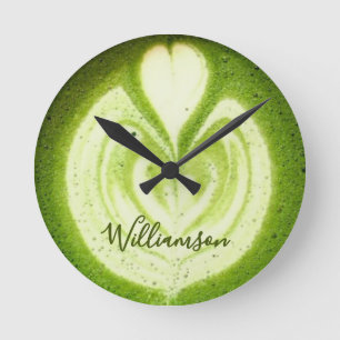 Benutzerdefinierter Name Lustiger Matcha-Latte-Lie Runde Wanduhr