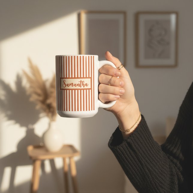 Benutzerdefinierter orange gestreifter Becher als  Kaffeetasse (Custom Name Striped Mug – Orange Personalized Gift for Mom, Grandma, Aunt, Teacher or Girls)