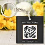 Benutzerdefinierter QR-Code Text Modernes Schwarz- Schlüsselanhänger<br><div class="desc">Laden Sie einen QR-Code hoch, fügen Sie Text hinzu und erstellen Sie ganz einfach Ihren personalisierten Schlüsselanhänger. Klicken Sie auf BEARBEITEN, um die Hintergrundfarbe oder Textfarbe zu ändern. Sie können dieses Design auf anderen Zazzle-Produkten übertragen und an die meisten Zazzle-Produkte anpassen. Standard Studio Designs werden in hochauflösender Vektorgrafik für einen...</div>