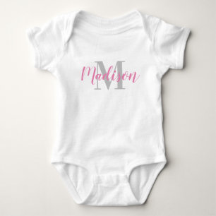 Benutzerdefinierter rosa Name und graue Anfangsbuc Baby Strampler