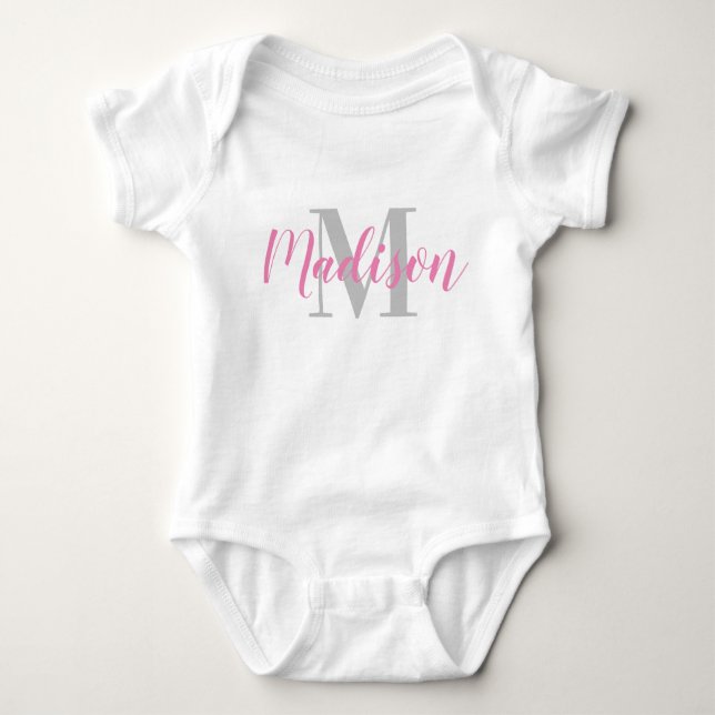 Benutzerdefinierter rosa Name und Gray Initial Bab Baby Strampler (Vorderseite)