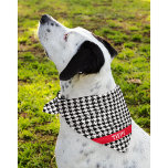 Benutzerdefinierter roter Name für Hahnentrittmust Halstuch<br><div class="desc">Auf einer Seite gedruckt, schwarz-weißes Hahnentrittmuster-Muster bandana mit Hundename auf einem roten Band. Es gibt zwei Größen: 18"x18" (Kinder, kleine Hunde) und 22"x22" (Erwachsene, große Hunde). Ändern Sie einfach den Namen mit der bereitgestellten Vorlage. Leichte Stoffe, die gut atmen und schnell trocknen. 100% Polyester gesponnen. Weitere Informationen finden Sie unter...</div>