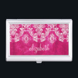 Benutzerdefinierter Text für das Muster des rosa G Visitenkarten Etui<br><div class="desc">Ein Vintages Muster mit einer Tafel und Spitzen-Design. Schau genau auf die Blume und Blätter. Ein trendiges Design mit Juwelenfarben und Eleganz. Elemente können leichter angepasst werden, wenn Sie zuerst alle Foto und Texte ersetzen. Wenn Ihre Kunst noch angepasst werden muss, klicken Sie auf die Schaltfläche Diese anpassen. Das bringt...</div>