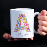 Benutzerdefinierter Text für Monogramm-Blume - Blu Kaffeetasse<br><div class="desc">Monogram Blume Custom Text - Blumenbrief A Coffee Tasse. Diese mit Monogramm, blumengeschmückte illustrierte Tasse ist ideal als Geschenk für Brautmädchen, Lehrer oder sich selbst, und kann mit einer optionalen Zeile für zusätzlichen Text wie z.B. Name angepasst werden! Diese Auflistung ist für den Buchstaben "A", aber sehen Sie in der...</div>