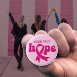 Benutzerdefinierter Text oder Name der Zeichenkett<br><div class="desc">Das rosa Band ist zum universellen Symbol für Brustkrebs geworden,  indem sie das Bewusstsein schärft,  die Unterstützung leistet und Frauen solidarisch zusammenbringt.</div>
