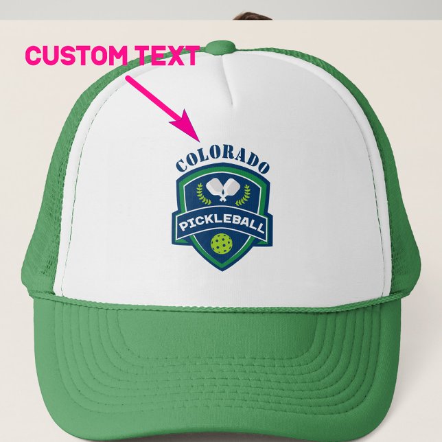 Benutzerdefinierter Text Pickleball Truckerkappe (Pickleball Trucker hat with customizable text and navy - green pickleball emblem. Green pickleball)