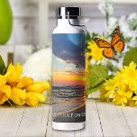 Benutzerdefiniertes 2 Foto Optionaler Text Persona Trinkflasche<br><div class="desc">Laden Sie zwei Fotos hoch, passen Sie den Text an und erstellen Sie ganz einfach Ihre personalisierte Wasserflasche. Klicken Sie auf DESIGN BEARBEITEN, und wählen Sie dann Text aus, um die Textfarbe zu ändern. Sie können dieses Design auf anderen Zazzle-Produkten übertragen und an die meisten Zazzle-Produkte anpassen. Standard Studio-Designs werden...</div>