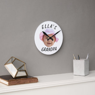 Benutzerdefiniertes Babygesicht Foto Text Opa Runde Wanduhr