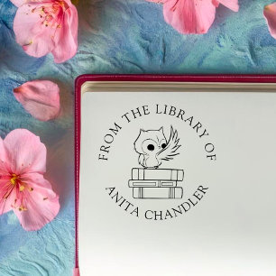 Benutzerdefiniertes Buch Niedliche Eule auf Büch Permastempel