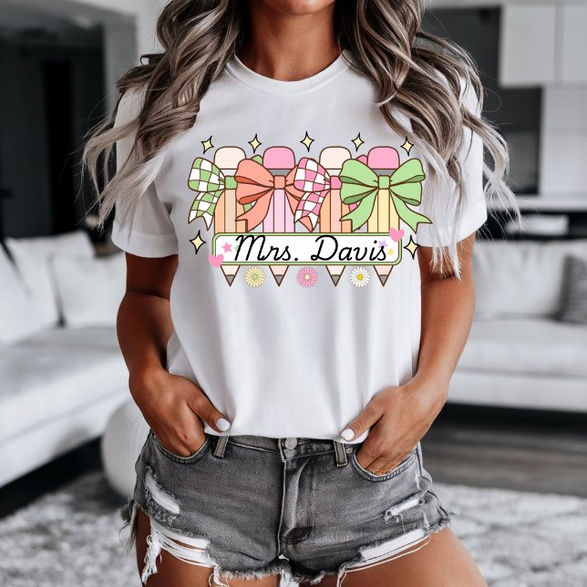 Benutzerdefiniertes Design für den Namen des Schul T-Shirt (Cute Teacher design with school pencils and teachers real name. )