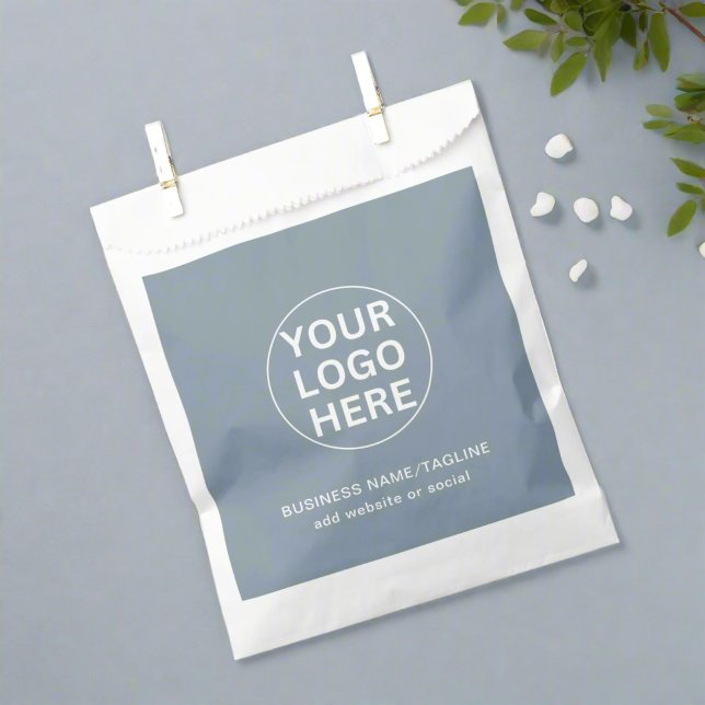 Benutzerdefiniertes Firmenlogo & Text l Dusty Blue Geschenktütchen (Von Creator hochgeladen)