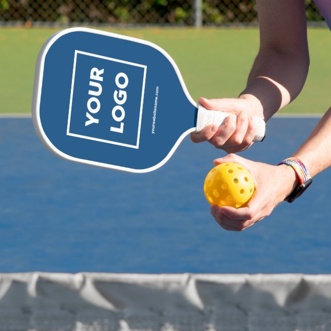 Benutzerdefiniertes Firmenlogo und Website auf bla Pickleball Schläger (InSitu)