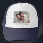 Benutzerdefiniertes Foto Bester Vater je T - Shirt Truckerkappe<br><div class="desc">Machen Sie Vatertag oder jeden Tag etwas Besonderes mit diesem personalisierten Custom Foto Best Vater Ever T - Shirt Trucker Hat. Dieser Hut ist der perfekte Weg, um Ihrem Vater zu zeigen, wie sehr Sie ihn schätzen, mit einem hochwertigen Foto Ihrer Wahl und den Worten "Bester Vater je" in fett-moderner...</div>