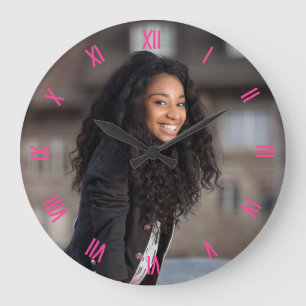 Benutzerdefiniertes Foto Fuchsia Pink römische Zif Große Wanduhr