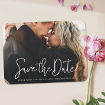 Benutzerdefiniertes Foto Hochzeit speichern Sie da Magnet<br><div class="desc">Diese einfache, stilvolle Hochzeit mit modernen Fotos speichern Sie die Templates für Datums-Magnete "Save the Date" in einem lebendigen, modernen Drehbuch mit Ihren Vornamen, Datum und Hochzeitsort auf einem Single unterhalb. Der Text ist ein knuspriges Weiß. Fügen Sie Ihr Lieblings-Foto und Ihre Details, um diese einfach schicke Foto Hochzeit speichern...</div>