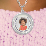 Benutzerdefiniertes Foto Hübsch halten Versilberte Kette<br><div class="desc">Mit dieser eleganten silbernen Halskette verwandeln Sie ein gepflegtes Bild in einen schönen Sake. Passen Sie es mit Ihrem Lieblings-Foto an,  gerahmt von einem blass cremefarbenen Rand,  und fügen Sie Ihre eigene herzliche Nachricht rund um den Rand. Ein bedeutendes und stilvolles Geschenk für jemanden,  der etwas Besonderes ist.</div>