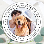 Benutzerdefiniertes Foto Hunde Hochzeit speichern  Runder Aufkleber<br><div class="desc">Fügen Sie Ihre Hundeehzeit die Touch zum Abschluss hinzu, speichern Sie die Daten mit diesem benutzerdefinierten Foto und personalisierte Aufkleber "Meine Menschen werden heiraten... Save the Date". Passen Sie sich mit Ihrem bevorzugten Foto und Datum an. COPYRIGHT © 2020 Judy Burrows, Black Dog Art - Alle Rechte vorbehalten. Maßgeschneiderte Foto...</div>