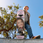 Benutzerdefiniertes Foto Monogram personalisieren Skateboard<br><div class="desc">Custom Foto Monogram Personalize Skateboard ist ideal für alle,  die ihre Skateboard Lieben. Es hat ein modernes Design,  das Sie mit Ihrem Foto und Informationen personalisieren können. Sie können auch den besonderen Menschen in Ihrem Leben ein Geschenk mit ihrem Foto oder Bild geben. Personalisiere es.</div>