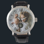 Benutzerdefiniertes Foto | Monogramm | Roman Numer Armbanduhr<br><div class="desc">Laden Sie Ihr Lieblings-Foto von Instagram, Handy oder Ihrem Zuhause-Rechner auf diese benutzerdefinierte Uhr, die Ihr Monogramm in einem schwarzen Rahmen in der Mitte enthält. An den äußeren Rändern der Uhr befinden sich hohe römische Ziffern. *******Wenn Ihr Foto abgeschnitten wird, verwenden Sie die Funktion 'Bearbeiten dieses Designs' oder 'Weitere Anpassung',...</div>