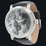 Benutzerdefiniertes Foto | Monogramm | Roman Numer Armbanduhr<br><div class="desc">Laden Sie Ihr Lieblings-Foto von Instagram,  Handy oder Ihrem Zuhause-Rechner auf diese benutzerdefinierte Uhr,  die Ihr Monogramm in einem schwarzen Rahmen in der Mitte enthält. An den äußeren Rändern der Uhr sind römische Zahlen.</div>