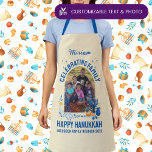 Benutzerdefiniertes Foto Name HANUKKAH FAMILY WIED Schürze<br><div class="desc">Stilvolle Hanukkah Schürze in YELLOW für HANUKKAH FAMILY WIEDERSEHEN mit KUNSTBAR FOTO UND NAME. Ideal für Ihre besondere Familienfeier. Das Design umfasst beliebte Chanukah-Elemente wie dreidel, menorah, latke, und Star of David, in blau und orange Farbe. Laden Sie Ihr Foto hoch und personalisieren Sie mit Ihrem Namen und/oder Titel Ihrer...</div>
