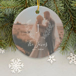 Benutzerdefiniertes Foto Neuvermählter Name Monogr Keramik Ornament<br><div class="desc">Individuell weißes Monogramm Initial und Name mit familiengeführtem Jahr elegante Bauernhausstil Weihnachtsbaumschmuck mit Foto Overlay.        Ein modernes Sake-Geschenk für Neuvermählte.</div>