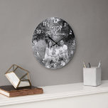 Benutzerdefiniertes Foto personalisierter Name sch Große Wanduhr<br><div class="desc">Benutzerdefiniertes Foto personalisierter Name Schwarz-Weiß Buchstaben und Zahlen Retro Schriftart Wanduhr. Ein wunderschönes personalisiertes Geschenk für ein Paar,  für Familie,  Erwärmung oder andere Anlässe.</div>