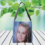 Benutzerdefiniertes Foto und doppelter Name Tragetaschen Mit Langen Trägern<br><div class="desc">Laden Sie ein Foto hoch und erstellen Sie einfach Ihre personalisierte doppelseitige Handtasche aus Foto. Klicken Sie auf Weiter, um Details wie Text oder Grafiken hinzuzufügen. Sie können dieses Design auf anderen Zazzle-Produkten übertragen und an die meisten Zazzle-Produkte anpassen. Standard Studio Designs werden in hochauflösender Vektorgrafik für einen beruflichen Druck...</div>