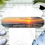 Benutzerdefiniertes Foto und Personalisierter Text Skateboard<br><div class="desc">Laden Sie ein Foto hoch, fügen Sie einen Namen oder Text hinzu und erstellen Sie ganz einfach Ihr personalisiertes Skateboard. Klicken Sie auf AKTIVIEREN, um die Textfarbe zu ändern. Sie können dieses Design auf anderen Zazzle-Produkten übertragen und an die meisten Zazzle-Produkte anpassen. Standard Studio Designs werden in hochauflösender Vektorgrafik für...</div>