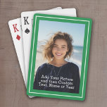 Benutzerdefiniertes Foto und Text mit grüner Grenz Spielkarten<br><div class="desc">Eine lustige Möglichkeit,  Erinnerungen zu erfassen und sie mit Freunden zu teilen. Fügen Sie ein vertikales Foto und Ihre Lieblings-Beschriftung,  um ein cooles Geschenk für Freunde zu machen.</div>