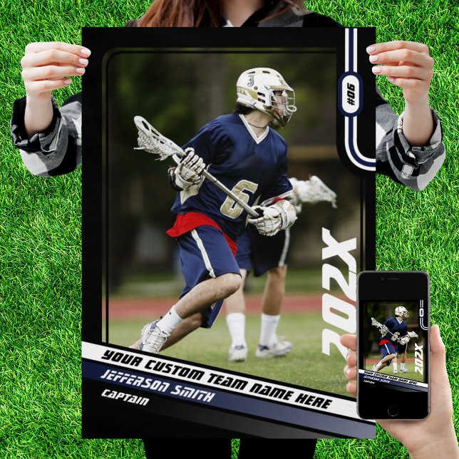 Benutzerdefiniertes Geschenk für Lacrosse Player i Poster (Lacrosse Player Poster in Black with Custom Team Name and Blue White Elements)