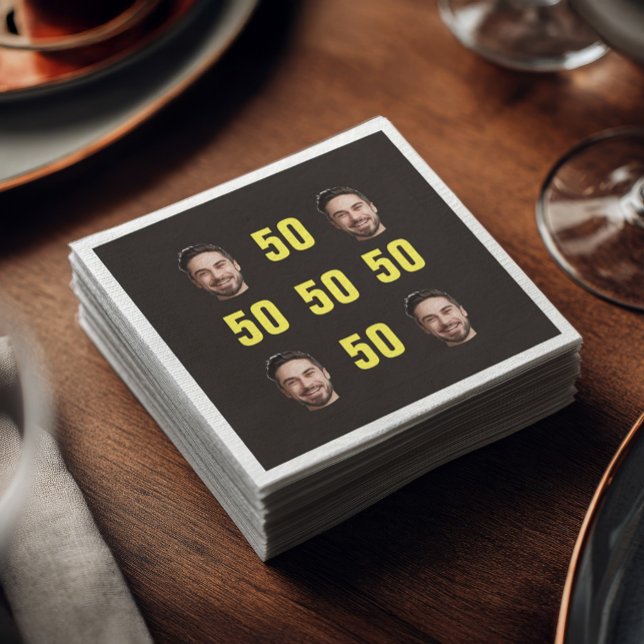 Benutzerdefiniertes Gesicht 50. Geburtstag Lustige Serviette (Black cocktail napkin with a grid of four custom face photos and bold yellow “50” numbers in between)