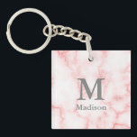 Benutzerdefiniertes graues Monogramm und Name auf  Schlüsselanhänger<br><div class="desc">Fügen Sie Ihren Namen und Monogramm in grauem Text auf einem Imitat rosa Marmorboden.</div>